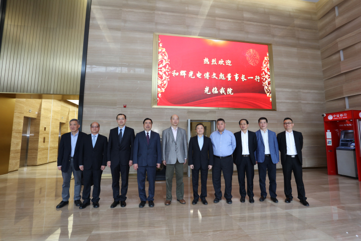 2-趙振元董事長(zhǎng)、白焰高級(jí)副院長(zhǎng)與傅文彪董事長(zhǎng)、卞家駿總裁一行親切合影.jpg